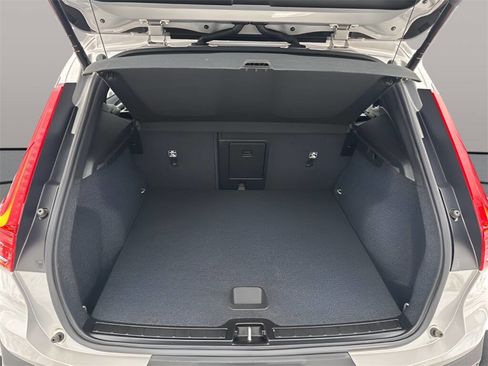 Used 2025 Volvo XC40 B5 Core image 30