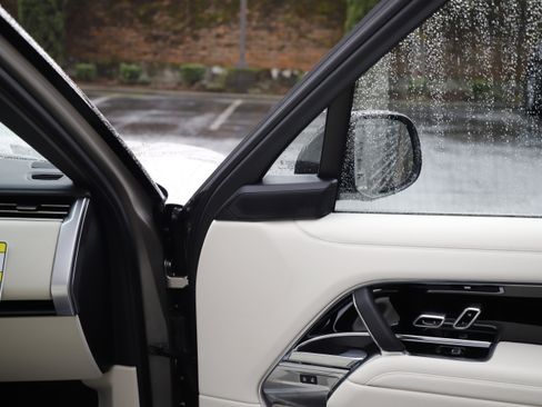 New 2025 Land Rover Range Rover SE image 8