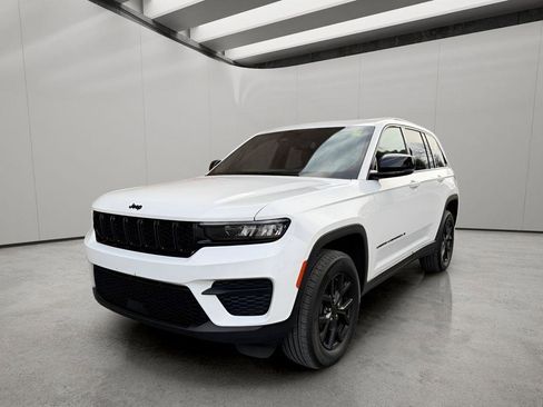 Used 2024 Jeep Grand Cherokee Altitude image 1