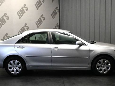 Used 2011 Toyota Camry LE FWD image 4