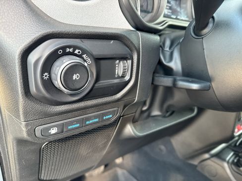 Used 2025 Jeep Wrangler Willys image 19