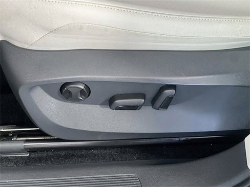 Used 2022 Volkswagen Tiguan SE image 12