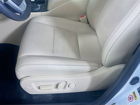 Used 2019 Toyota Highlander Limited FWD image 19