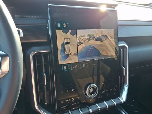 Used 2025 GMC Acadia Elevation image 17