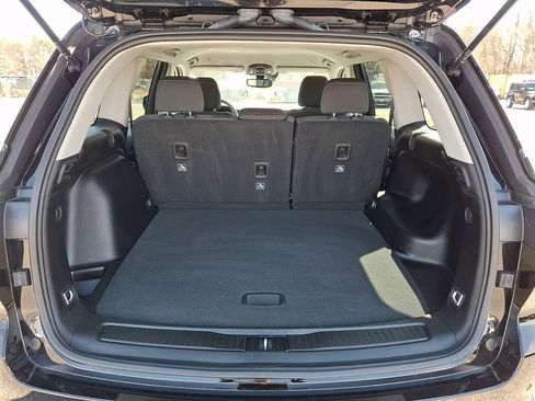 Used 2023 Jeep Grand Cherokee Laredo AWD/4WD image 31