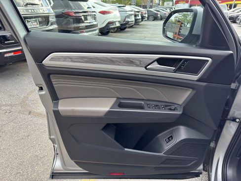 Used 2021 Volkswagen Atlas Cross Sport SE FWD image 18