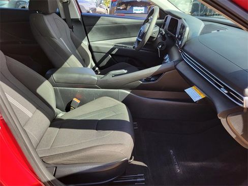 Certified 2025 Hyundai Elantra SE image 8