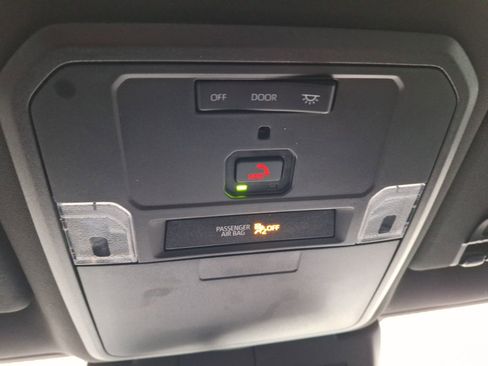 Used 2025 Toyota Tacoma SR5 image 31