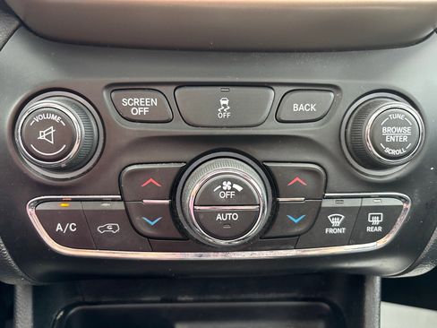 Used 2016 Jeep Cherokee Limited image 34