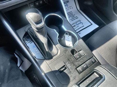 Used 2021 Toyota Highlander LE image 25