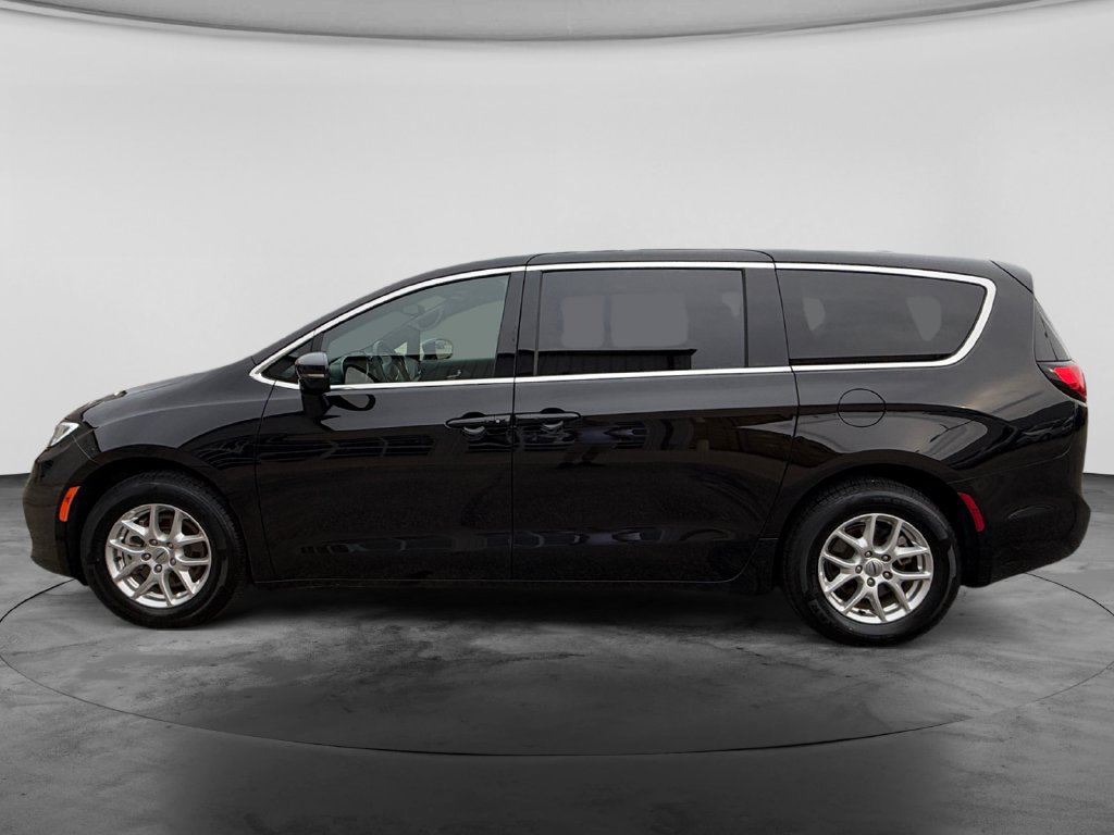 Used 2025 Chrysler Pacifica Select FWD image 5