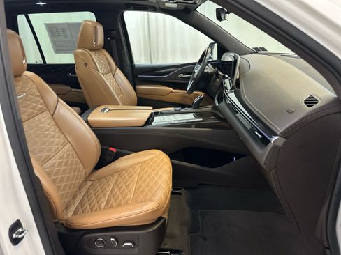 Used 2021 Cadillac Escalade Premium Luxury AWD/4WD image 17