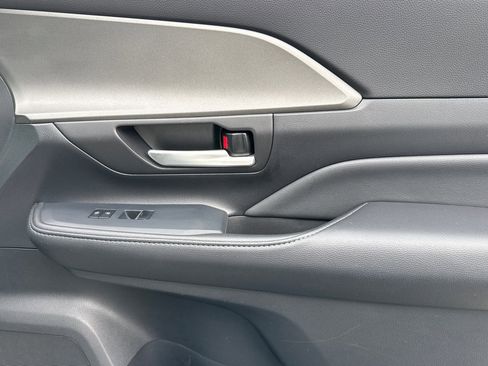 Used 2025 Toyota Grand Highlander AWD image 23