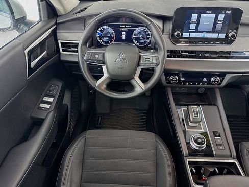 Used 2023 Mitsubishi Outlander SE image 28