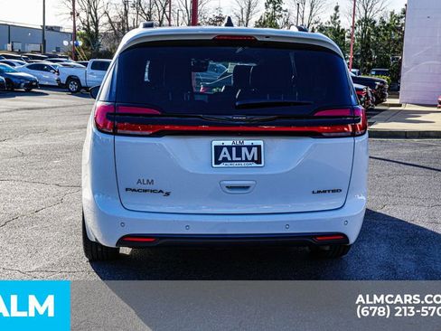 Used 2025 Chrysler Pacifica Limited image 11