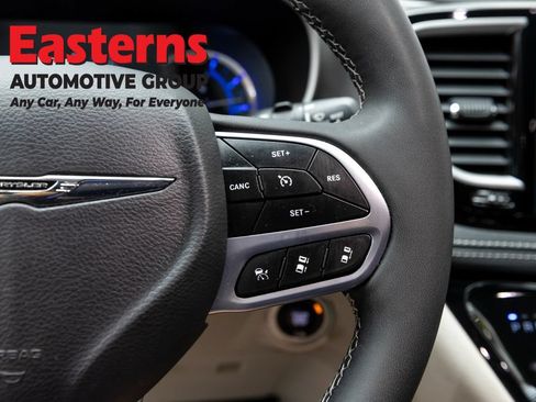 Used 2023 Chrysler Pacifica Touring-L FWD image 16