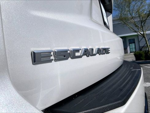 Used 2021 Cadillac Escalade Premium Luxury RWD image 31