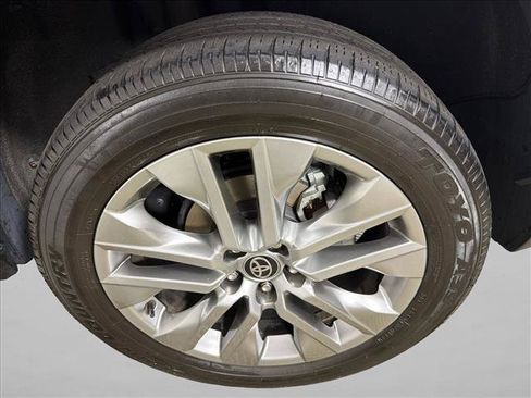 Used 2021 Toyota RAV4 XLE Premium AWD/4WD image 21