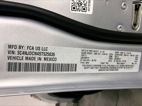 Used 2025 Jeep Compass Limited image 31