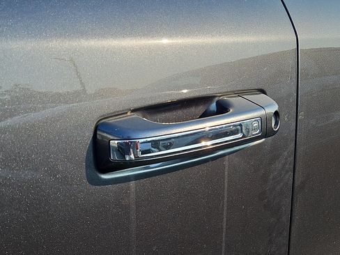 Used 2022 RAM 1500 Laramie AWD/4WD image 5