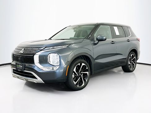 Used 2024 Mitsubishi Outlander SE image 3
