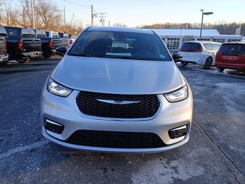 New 2026 Chrysler Pacifica Limited image 8