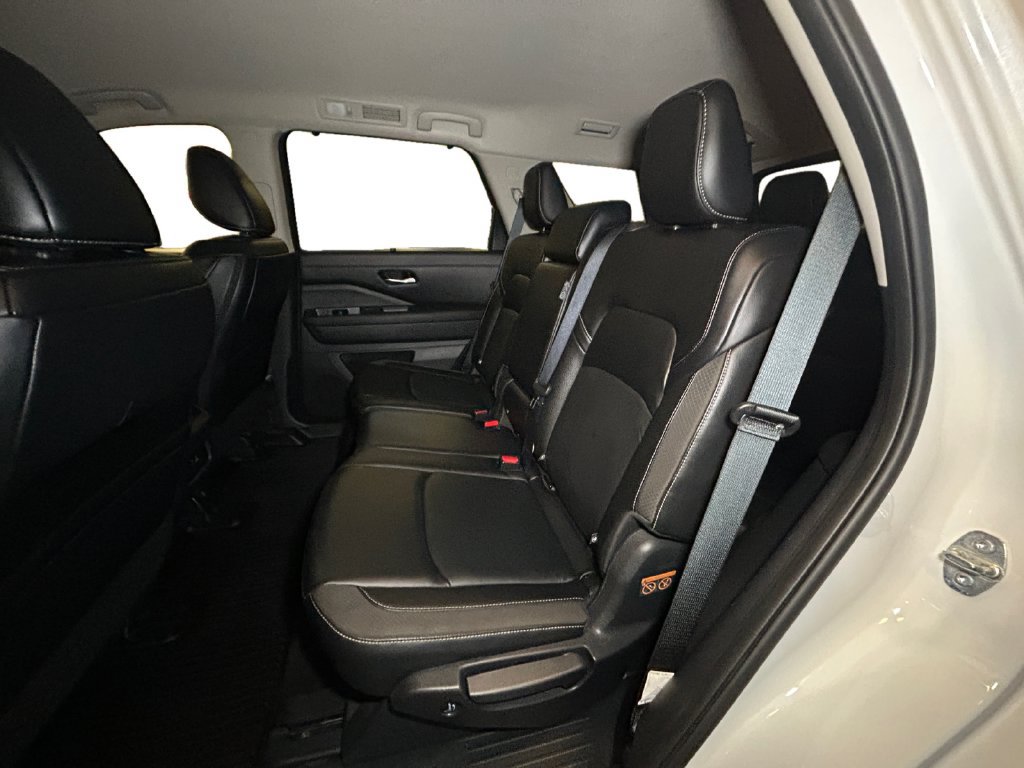 Used 2024 Nissan Pathfinder SL AWD/4WD image 14