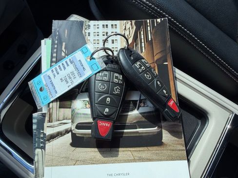 Used 2016 Chrysler Town & Country Touring w/ Driver Convenience Group FWD image 23