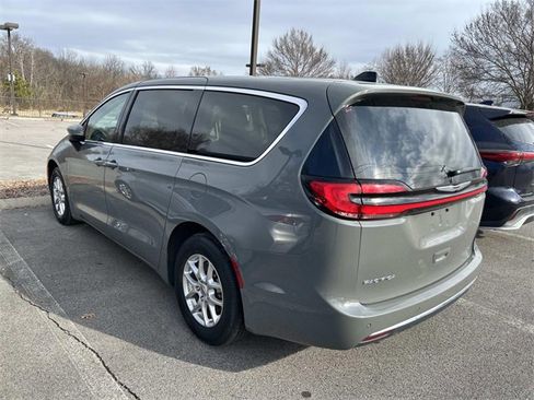 Used 2023 Chrysler Pacifica Touring-L image 2