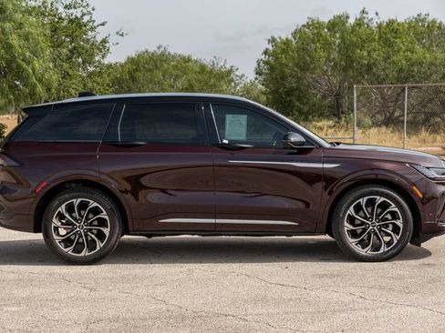 Used 2024 Lincoln Nautilus Reserve AWD/4WD image 9