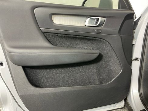 Used 2020 Volvo XC40 T4 Momentum image 18