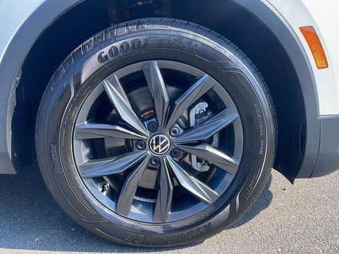 Used 2022 Volkswagen Tiguan SE image 9