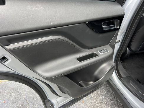 Used 2020 Jaguar F-PACE Premium image 18