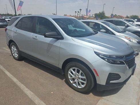 Used 2022 Chevrolet Equinox LS w/ LS Convenience Package AWD/4WD image 4