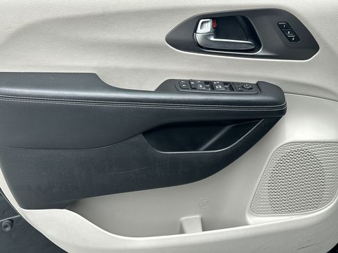 Used 2023 Chrysler Pacifica Touring-L FWD image 10