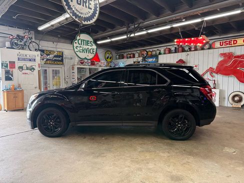 Used 2017 Chevrolet Equinox LT FWD image 2
