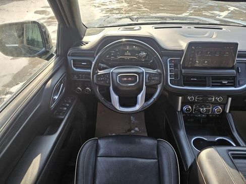 Used 2022 GMC Yukon XL SLT w/ SLT Premium Package image 18
