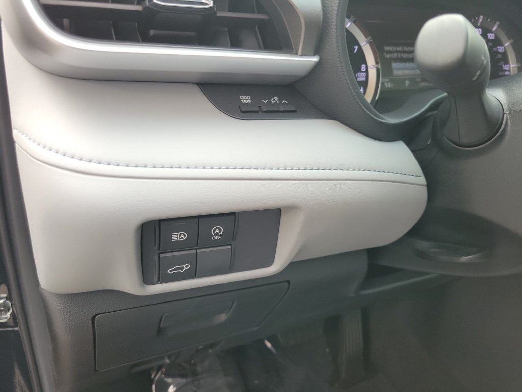 Used 2024 Toyota Highlander LE FWD image 19