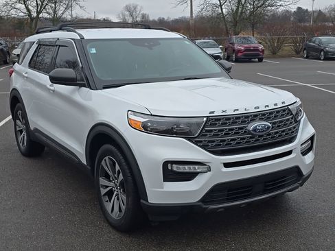 Used 2021 Ford Explorer XLT w/ Equipment Group 202A image 13