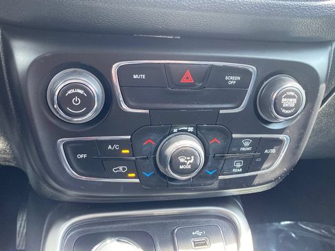 Used 2019 Jeep Compass Latitude w/ Cold Weather Group AWD/4WD image 16
