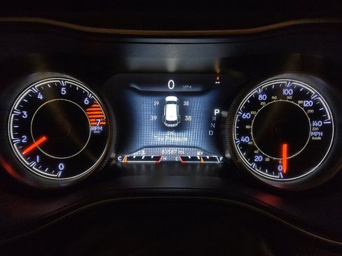 Used 2019 Jeep Cherokee Limited FWD image 23