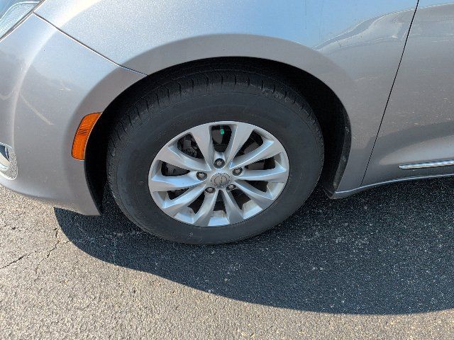 Used 2018 Chrysler Pacifica Touring-L FWD image 4