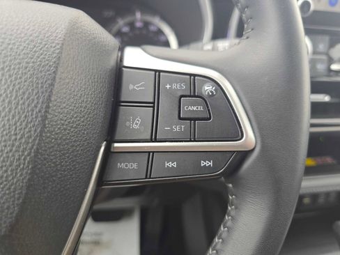 Certified 2025 Toyota Highlander XLE FWD image 30
