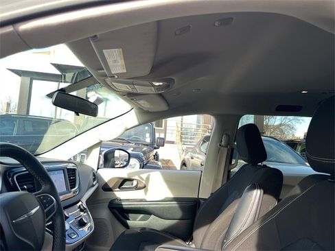 Used 2022 Chrysler Voyager LX image 11