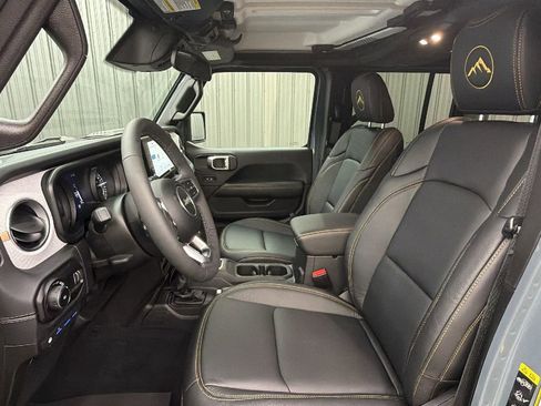 Used 2025 Jeep Wrangler Unlimited Sahara image 29