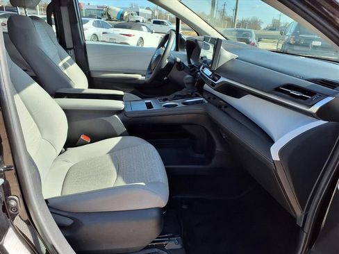 Certified 2025 Toyota Sienna LE image 19