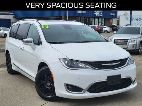 Used 2017 Chrysler Pacifica Limited image 26