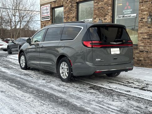 Used 2022 Chrysler Pacifica Touring-L image 3