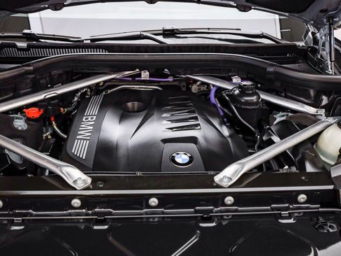 Certified 2025 BMW X7 xDrive40i w/ M Sport Package image 28