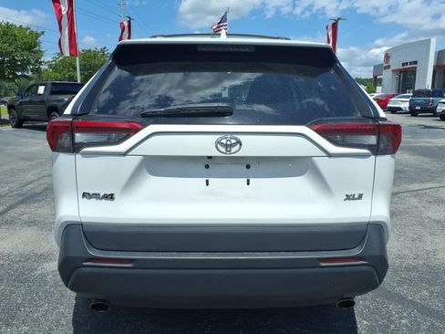 Used 2020 Toyota RAV4 XLE w/ Convenience Package FWD image 2